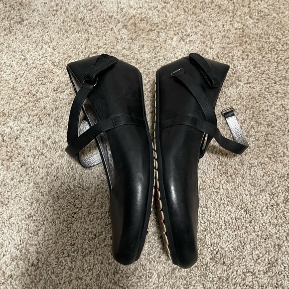 Tsubo black leather wedge kitten heel size 6 with criss crossed strap - Picture 5 of 6